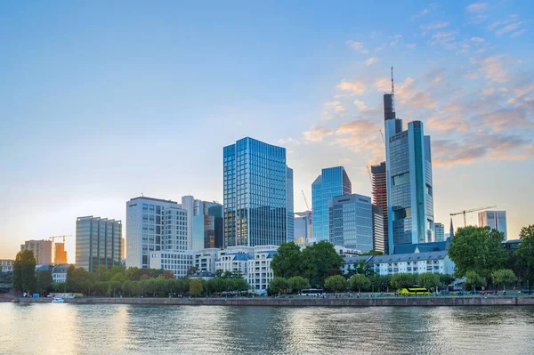 Sonnenuntergang Flussufer Mit Geschäftsviertel Moderner Architektur Frankfurt Main Deutschland — Stockfoto