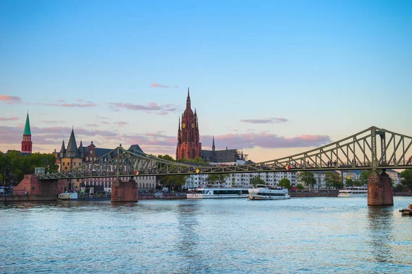 Akşam Frankfurt Main Cityscape Frankfurt Katedrali Köprü Nehri Almanya — Stok fotoğraf