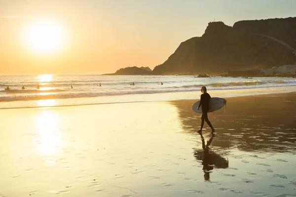 Silueta Ženy Surf Chůzi Pláži Při Západu Slunce Algarve Portugalsko — Stock fotografie