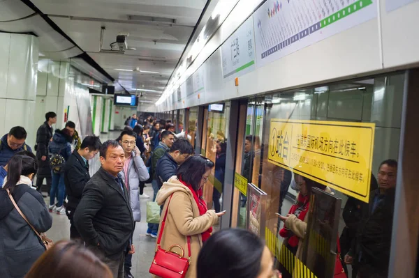 Сінгапур Лютого 2017 Пасажирів Сінгапурі Маси Швидка Транзитна Mrt Поїзда — стокове фото