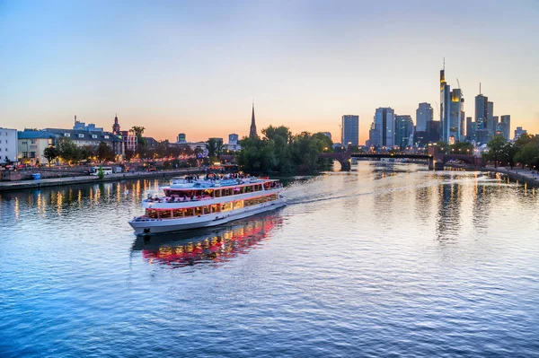 Večerní Panorama Moderní Architektury Turistické Lodě Plující Mostě Přes Řeky — Stock fotografie