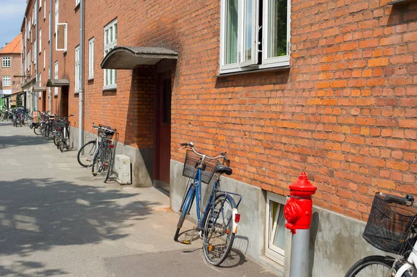 Sepeda Sepanjang Dinding Bangunan Apartemen Kopenhagen Denmark — Stok Foto