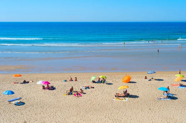 Άνθρωποι Στο Ocean Beach Μια Ηλιόλουστη Μέρα Του Καλοκαιριού Odeceixe — Φωτογραφία Αρχείου