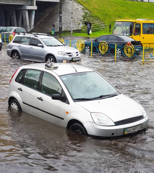 Кроссовки Крыше Автомобиля Движение Затопленной Городской Дороге Киев Украина — стоковое фото