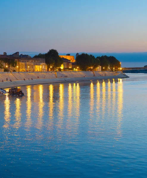 Mensen Lopen Een Dijk Van Arles Frankrijk Schemerlicht — Stockfoto