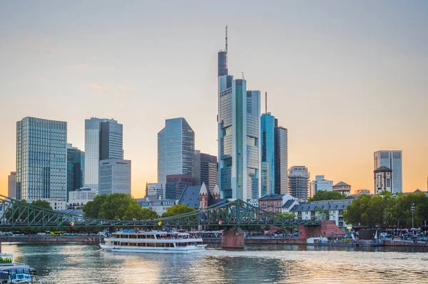 Sonnenuntergangshimmel Über Dem Stadtdamm Touristenboote Und Brücke Bei Frankfurt Main — Stockfoto