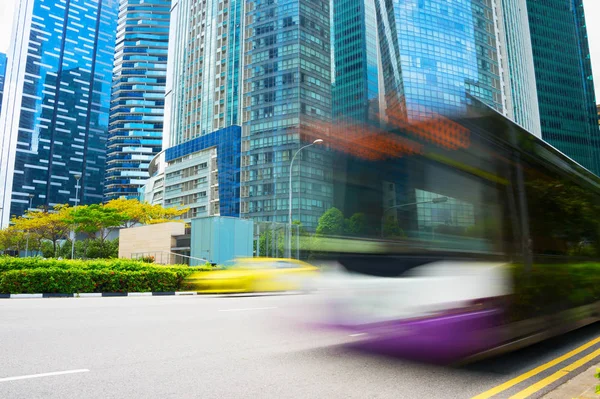 Bus Auto Een Weg Singapore Binnenstad Beweging Blauw Lange Blootstelling — Stockfoto