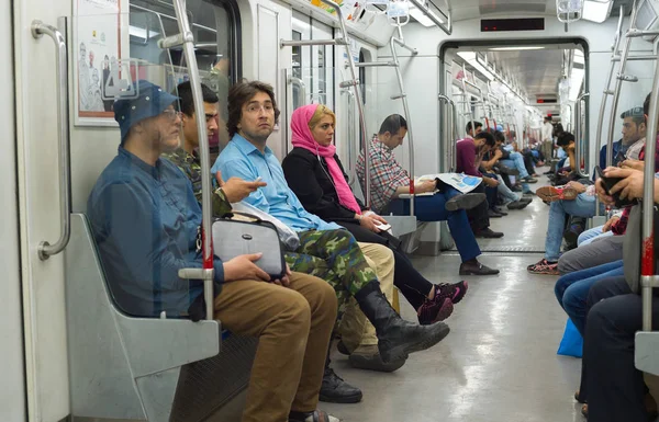 Tehran Irão Maio 2017 Pessoas Trem Metrô Teerã Sistema Metro — Fotografia de Stock