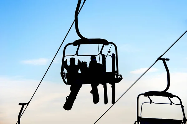 Silhouetten Van Mensen Met Ski Snowboards Stoeltjeslift Tegen Hemel Boekovel — Stockfoto