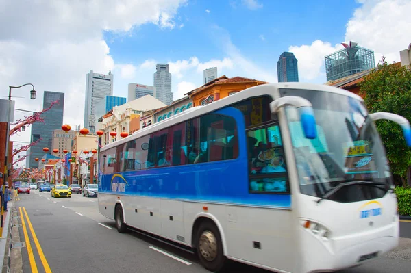 旅游巴士在新加坡的街道 运动模糊 — 图库照片