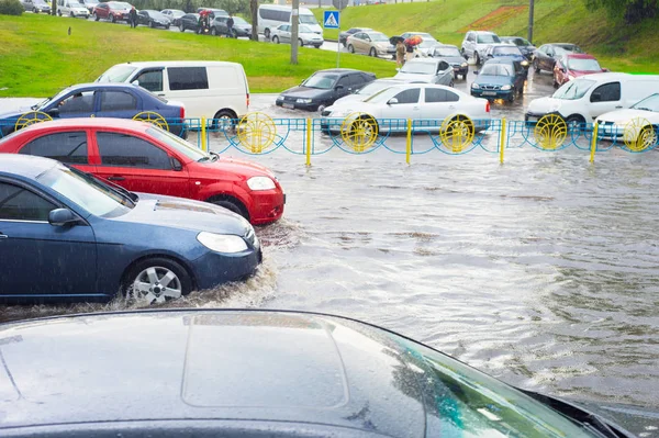 Cena Cidade Com Tráfego Carros Rua Inundada Kiev Ucrânia — Fotografia de Stock