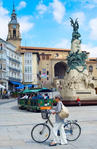 自転車にプラザ Espagna 中央広場のビトリア スペインとシニアのエレガントな女性 — ストック写真