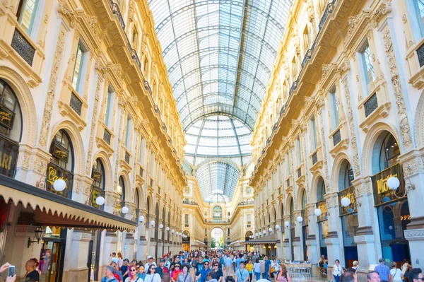 Tömeg Emberek Vásárolhatnak Galleria Vittorio Emanuele Milánó Olaszország — Stock Fotó