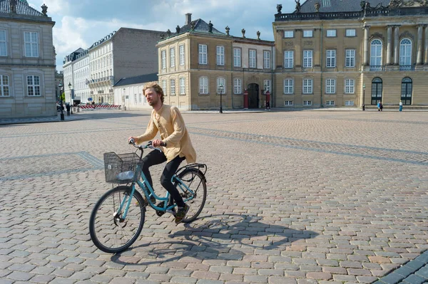 Junger Hipster Mann Mit Stadtrad Bei Strahlendem Sonnenschein Amalienborg Palastplatz — Stockfoto