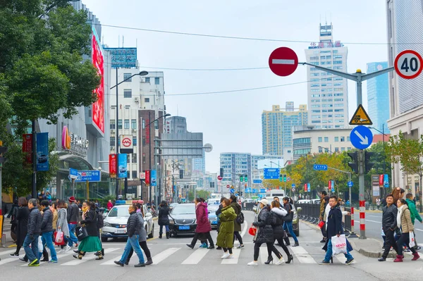 在上海城市街的人行横道上行走的人群 — 图库照片