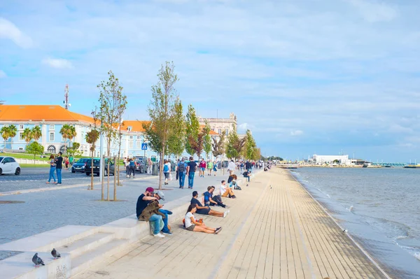里斯本 葡萄牙 2018年10月10日 人们在里斯本著名的旅游景点的路堤上休息 — 图库照片