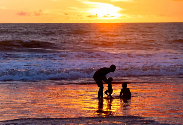 Padre Jugando Con Los Niños Playa Junto Océano Atardecer Escénico — Foto de Stock
