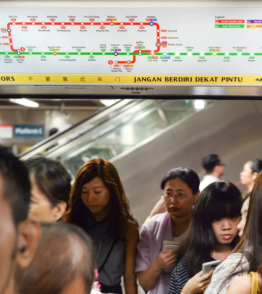 Singapur Şubat 2017 Tren Metro Istasyonu Yatılı Yolcu — Stok fotoğraf