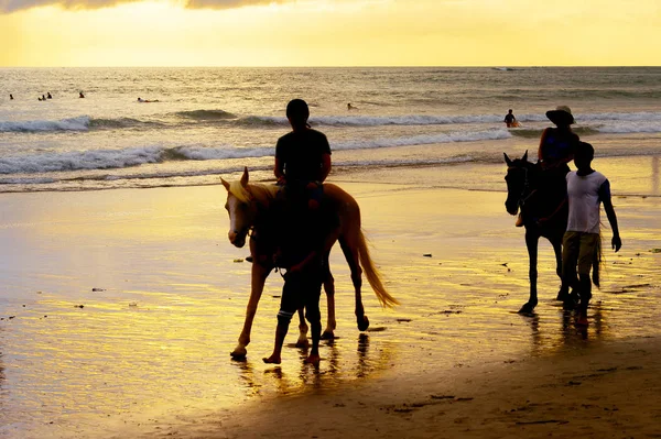 Silhouetes Turistů Jezdeckých Koní Pláži Oceánu Při Západu Slunce Bali — Stock fotografie