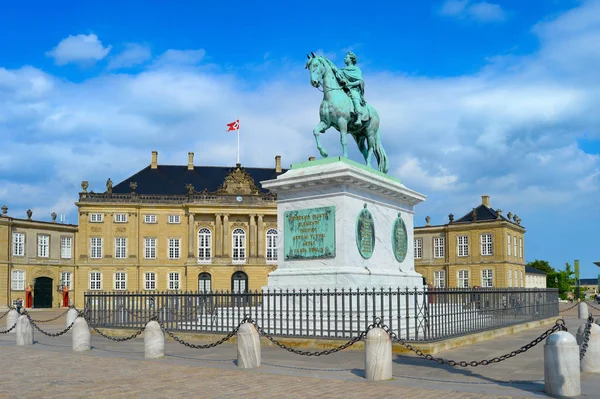 Frederik Lovas Szobra Amalienborg Udvar Építészeti Épület Napfényes Nap Koppenhága — Stock Fotó