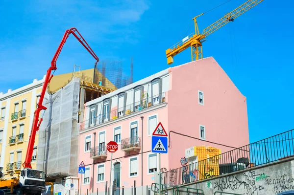 Coloridas Grúas Construcción Por Edificio Apartamentos Rosa Centro Lisboa Portugal —  Fotos de Stock