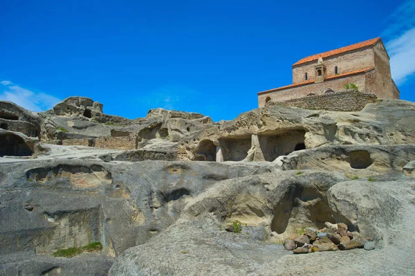 Kościół Nad Starożytnym Miastem Jaskiniowym Uplistsikhe Gruzja — Zdjęcie stockowe