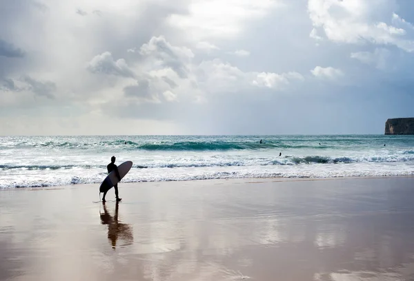 Surfař Surf Chůzi Pláži Při Západu Slunce Algarve Portugalsko — Stock fotografie