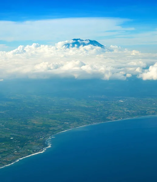 バリ島の海岸とアグン火山 インドネシアの Aiprlane から空中写真 — ストック写真