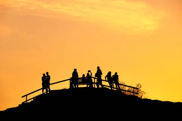 Silhouetten Einer Menschengruppe Bei Sonnenuntergang Park — Stockfoto