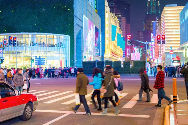 Iluminado Con Neón Noche Compras Calle Del Centro Shanghai Multitudes — Foto de Stock