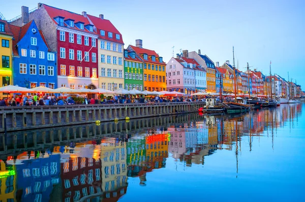 Emberek Séta Éttermekben Kivilágított Nyhavn Töltésen Csatorna Lehorgonyzott Hajók Esti — Stock Fotó