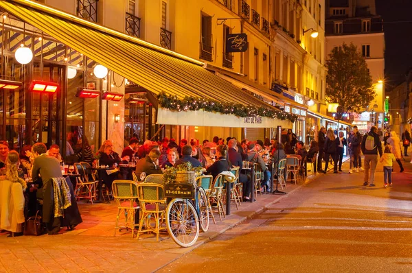 Paris Frankreich November 2018 Menschen Einem Straßenrestaurant Paris Der Nacht — Stockfoto