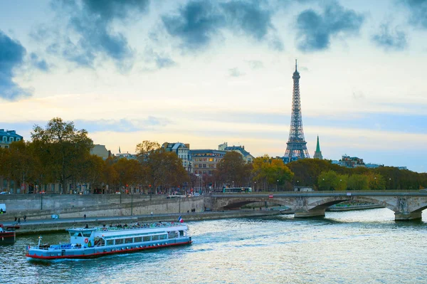 Eiffelturm Und Kreuzfahrtschiff Auf Sienne Paris Franz — Stockfoto