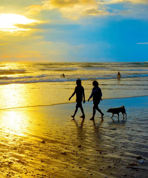 在日落时在海滩散步的人们 巴厘岛 印度尼西亚 — 图库照片