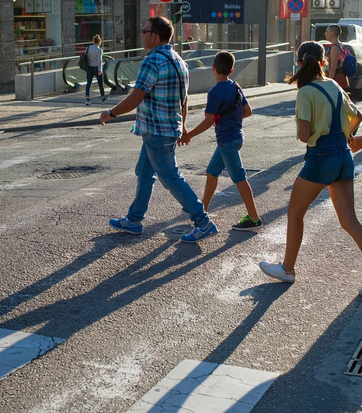 Porto Portugal July 2017 People Crossing Road Main Shopping Santa — Stock Photo, Image