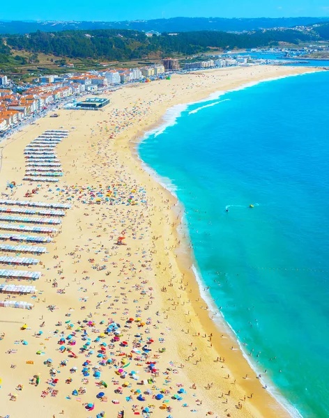 夏の日の海のビーチで日光浴する人々 ナザレ ポルトガル — ストック写真