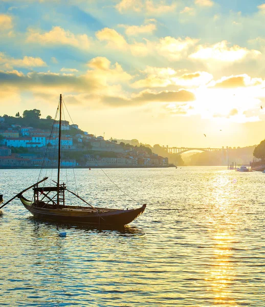 Víno Lodí Řece Porto Panorama Při Západu Slunce Pozadí Portugalsko — Stock fotografie