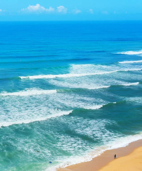 砂浜の海ビーチ ポルトガルでのサーフ スポットでサーファー — ストック写真