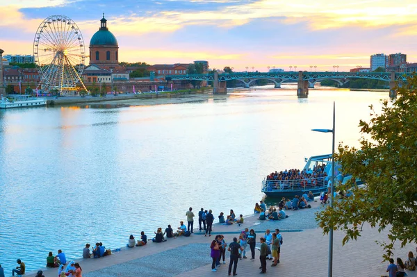 Toulouse France August 2017 People Embankment Garone River Sunset — Stock Photo, Image