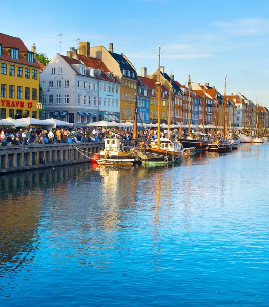 Copenhagen Denmark June 2018 Tourists Walking Nyhavn District — Stock Photo, Image