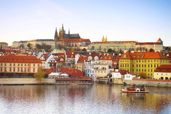 Castillo Praga Orillas Del Río Moldava Con Viejo Barco Turístico — Foto de Stock