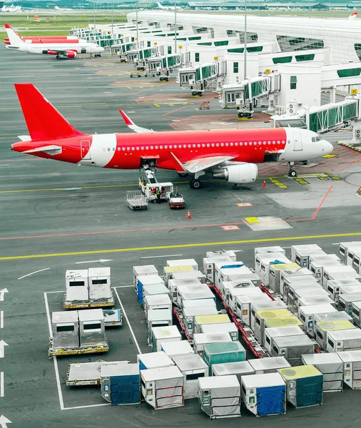 马来西亚吉隆坡机场的 Airplains 和货运集装箱 — 图库照片