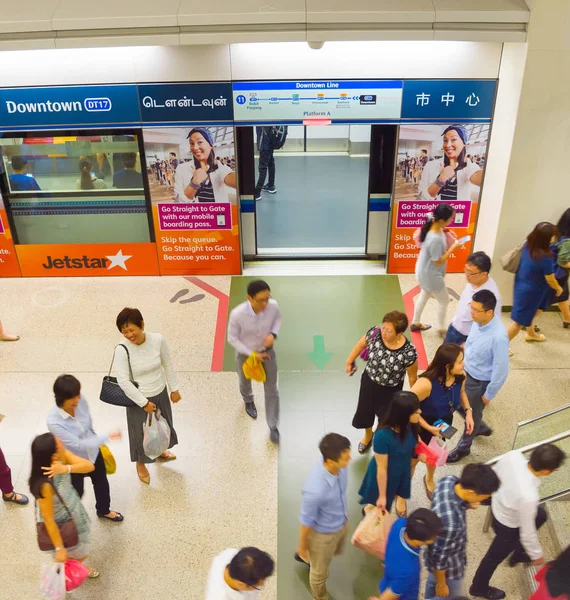 Singapore Februari 2017 Passagerare Lever Mrt Train Station — Stockfoto