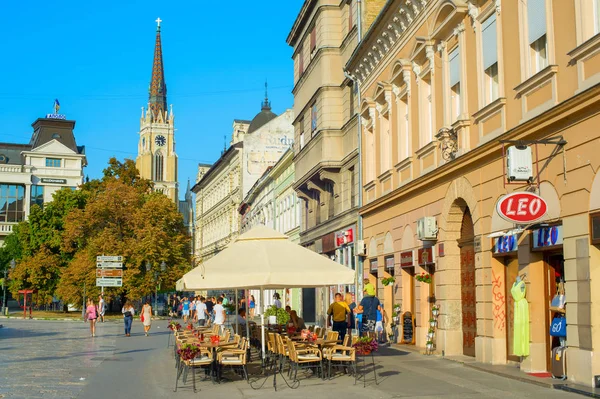 Novi Sad Serbia August 2017 Menschen Straßenrestaurant Novi Sad — Stockfoto