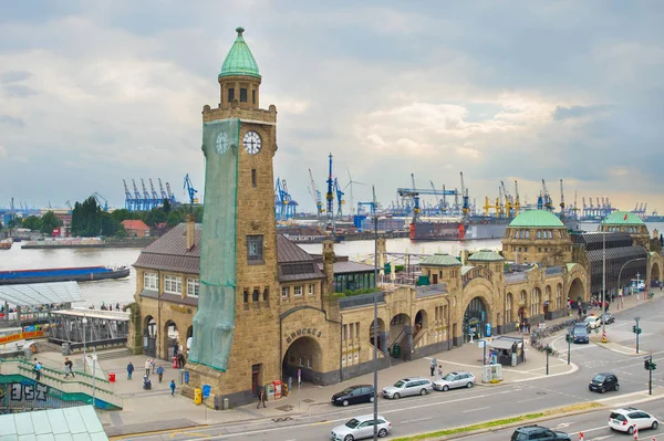 Hamburg Alemania Junio 2018 Personas Landungsbrcken Estación Agua Hamburgo —  Fotos de Stock