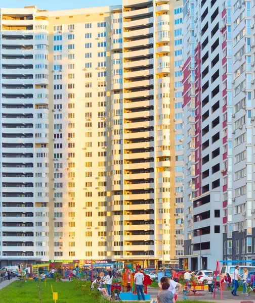 Kiev Ucrânia Maio 2018 Pessoas Parque Infantil Quintal Prédio Apartamentos — Fotografia de Stock