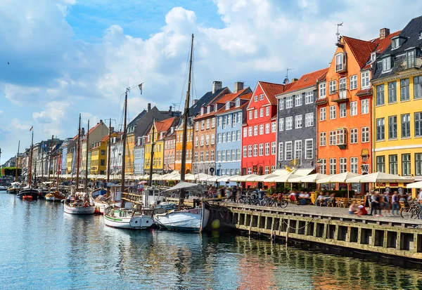 Personas Soleado Terraplén Nyhavn Con Yates Amarrados Copenhague Dinamarca —  Fotos de Stock