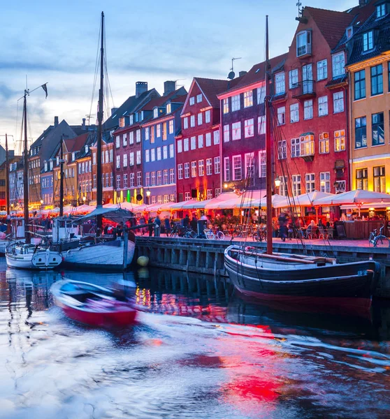 Este Jelenet Csónakok Horgonyzott Által Megvilágított Nyhavn Kikötő Embankment Koppenhága — Stock Fotó