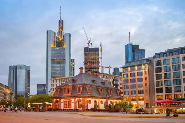 Večer Frankfurtu Panoráma Procházejícími Osvětlené Ulice Kaváren Restaurací Moderní Architektura — Stock fotografie