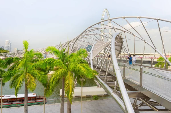 Turistas Caminando Moderno Puente Helix Singapur — Foto de Stock